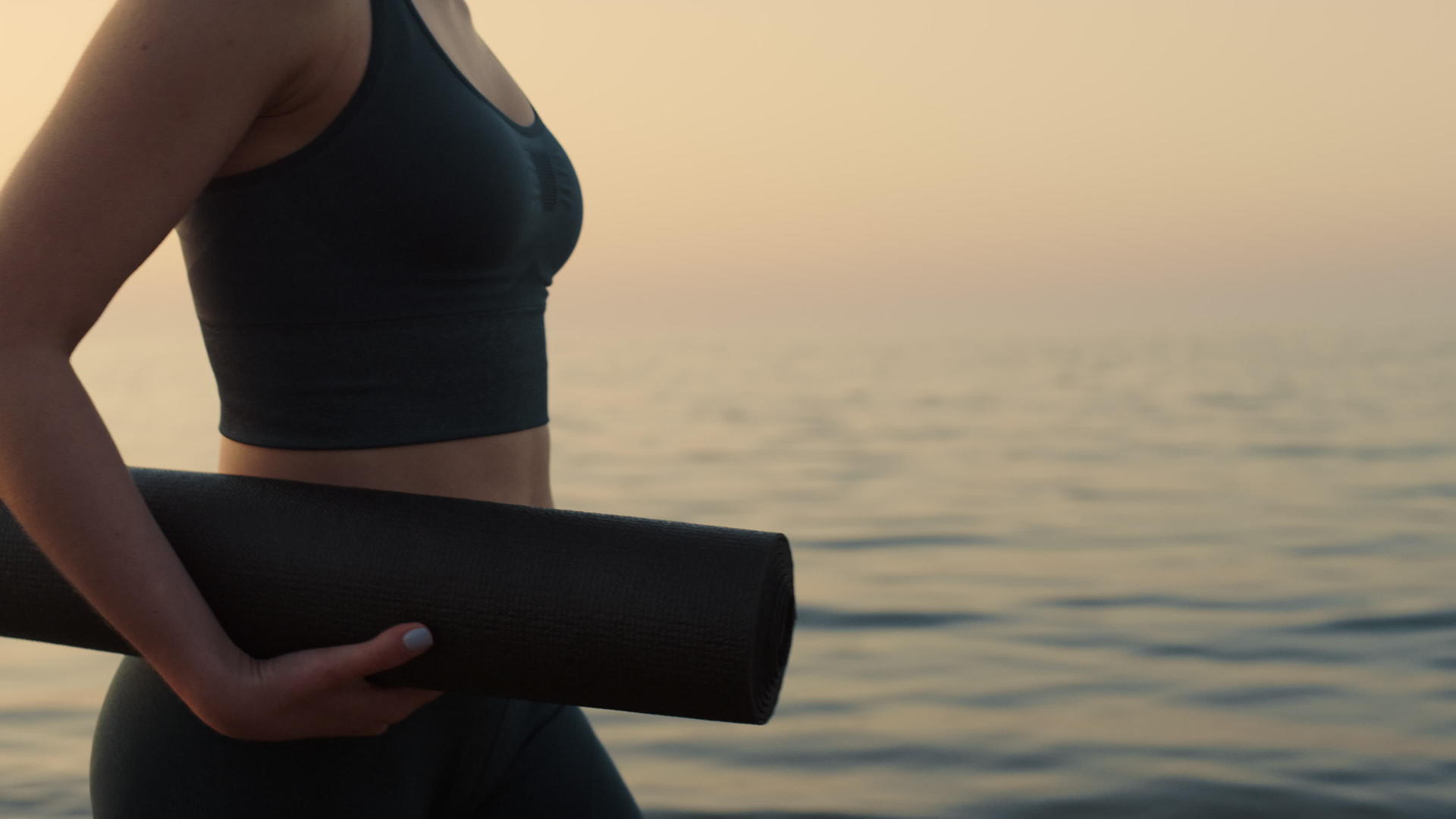 特写适合女性带着运动垫在海边散步视频的预览图