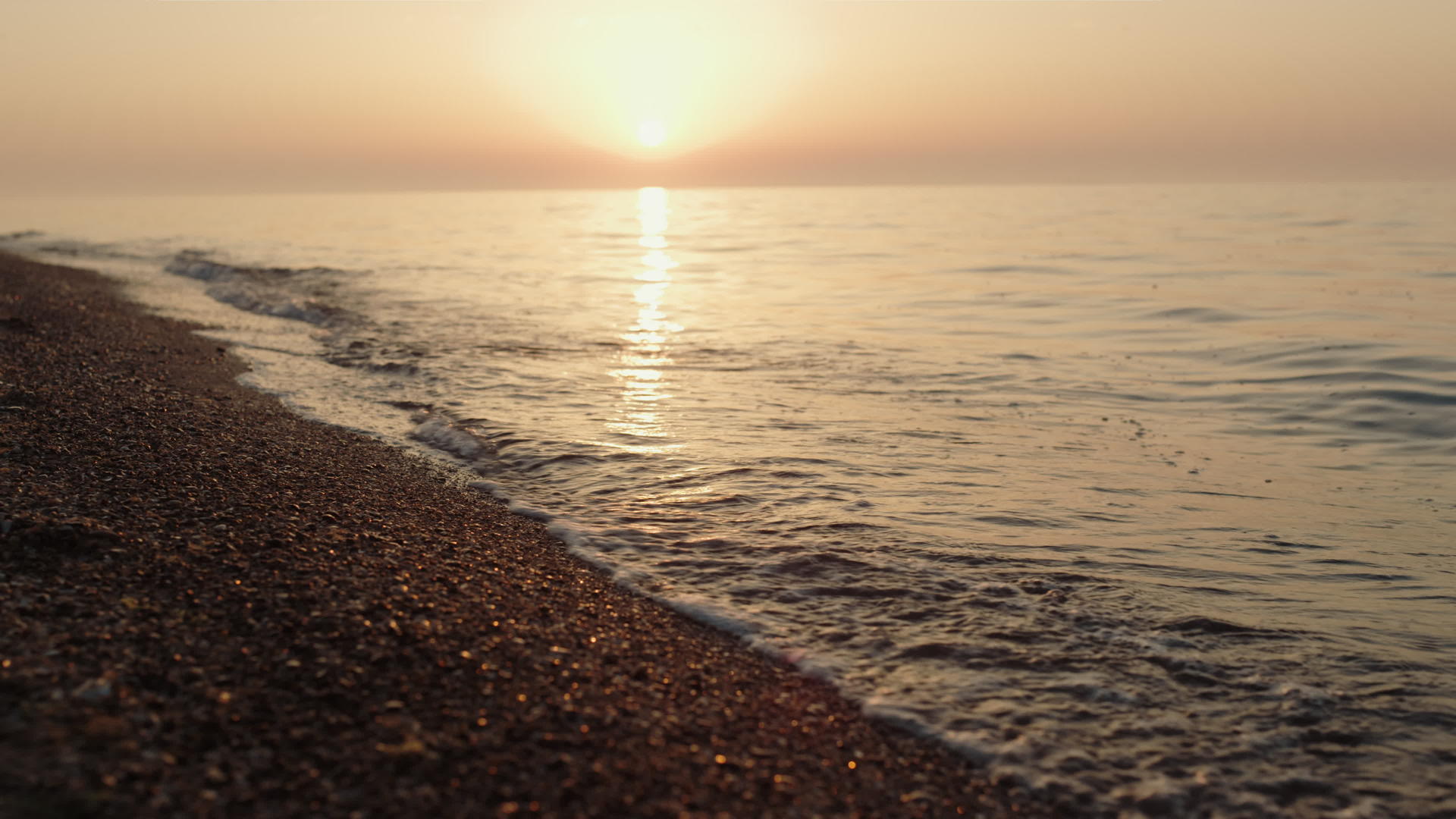 美丽如画的风景在沙滩上明亮的日落视频的预览图