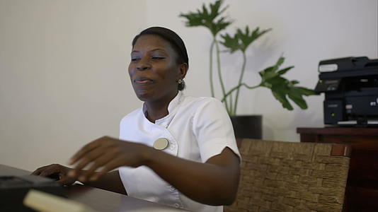 女接待员在美容疗养院工作视频的预览图