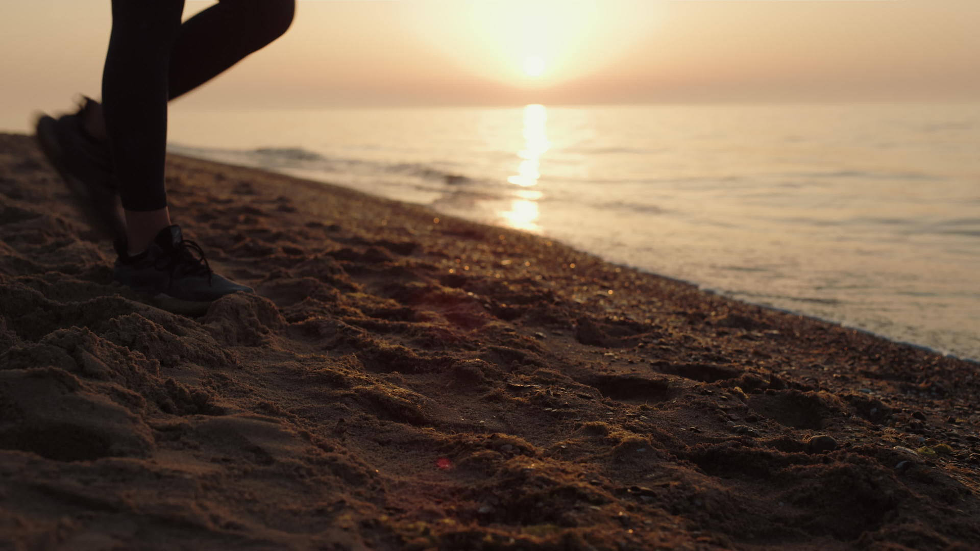 在沙滩上做深呼吸冥想瑜伽女人视频的预览图