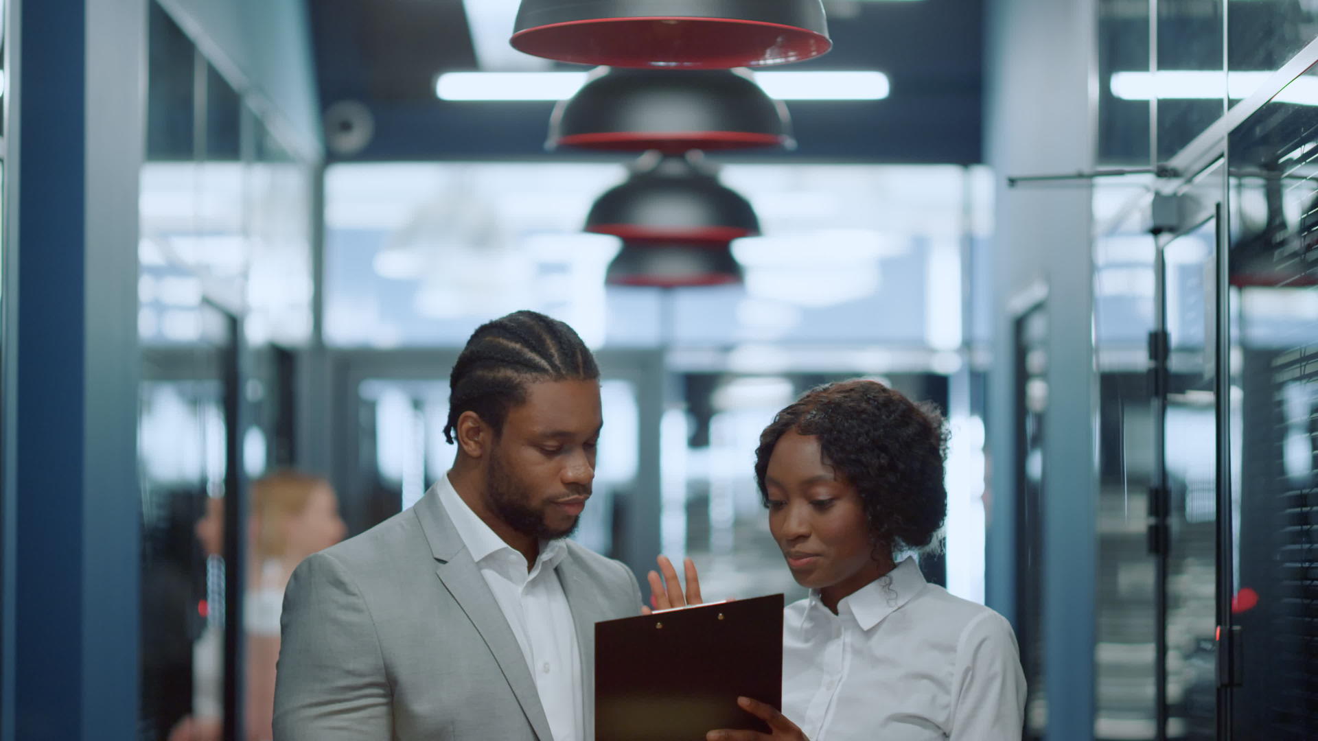 非洲女商人在办公室解释主题非裔夫妇一起工作共事视频的预览图