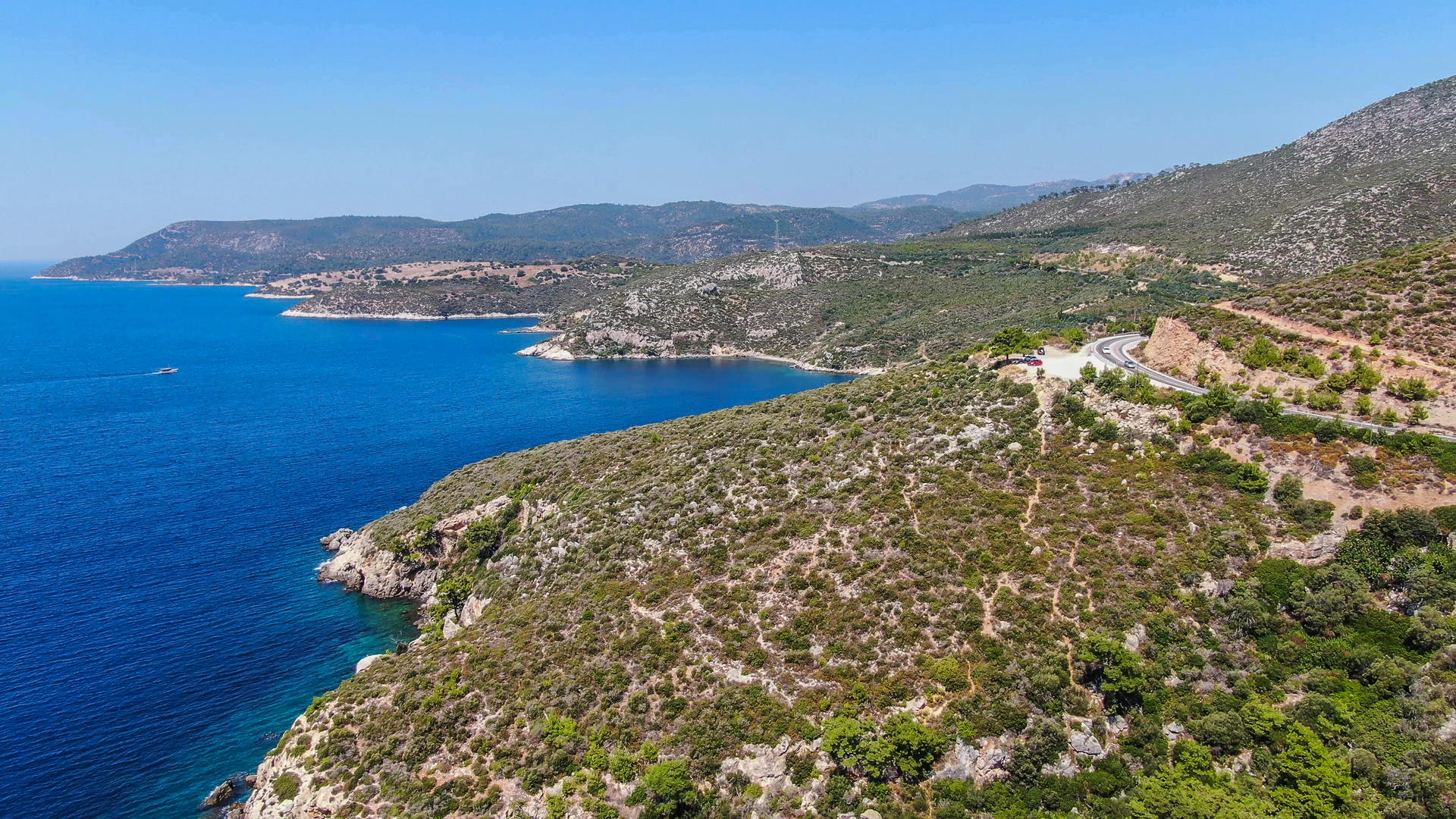 航拍蔚蓝色爱琴海海岸线实拍视频视频的预览图