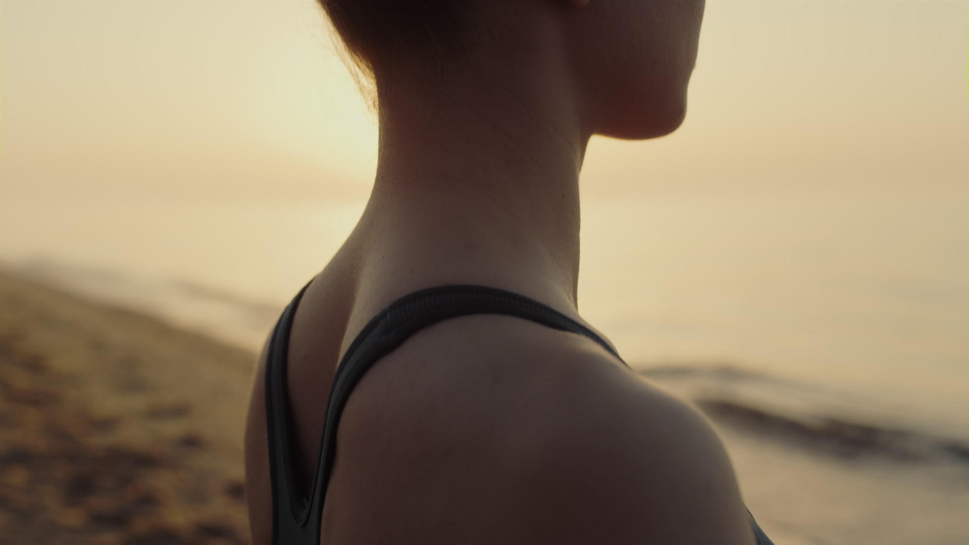 女运动员在海岸特写上放松坐莲姿势视频的预览图