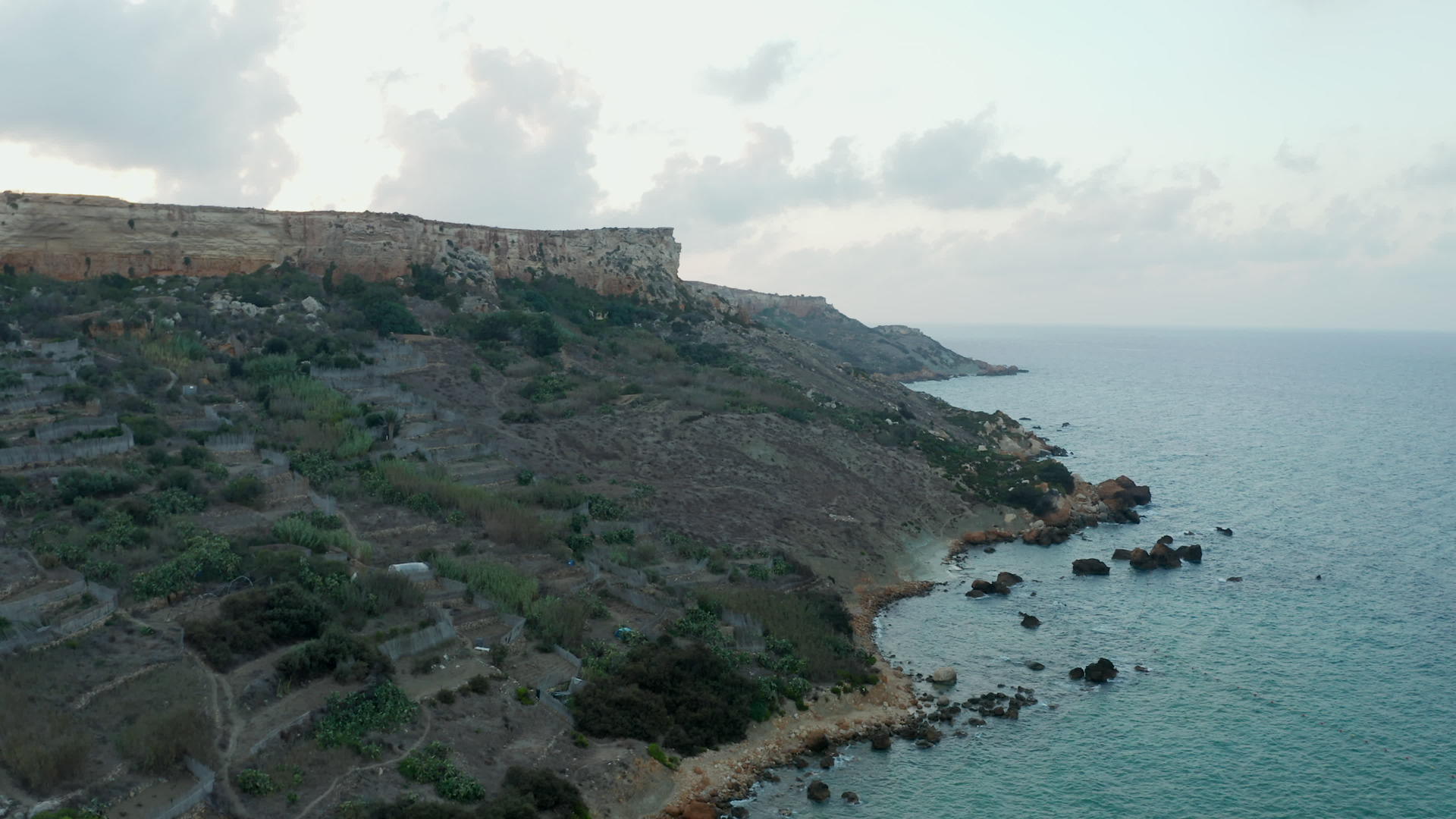 马尔塔岛日落时的海岸线、悬崖和海浪视频的预览图