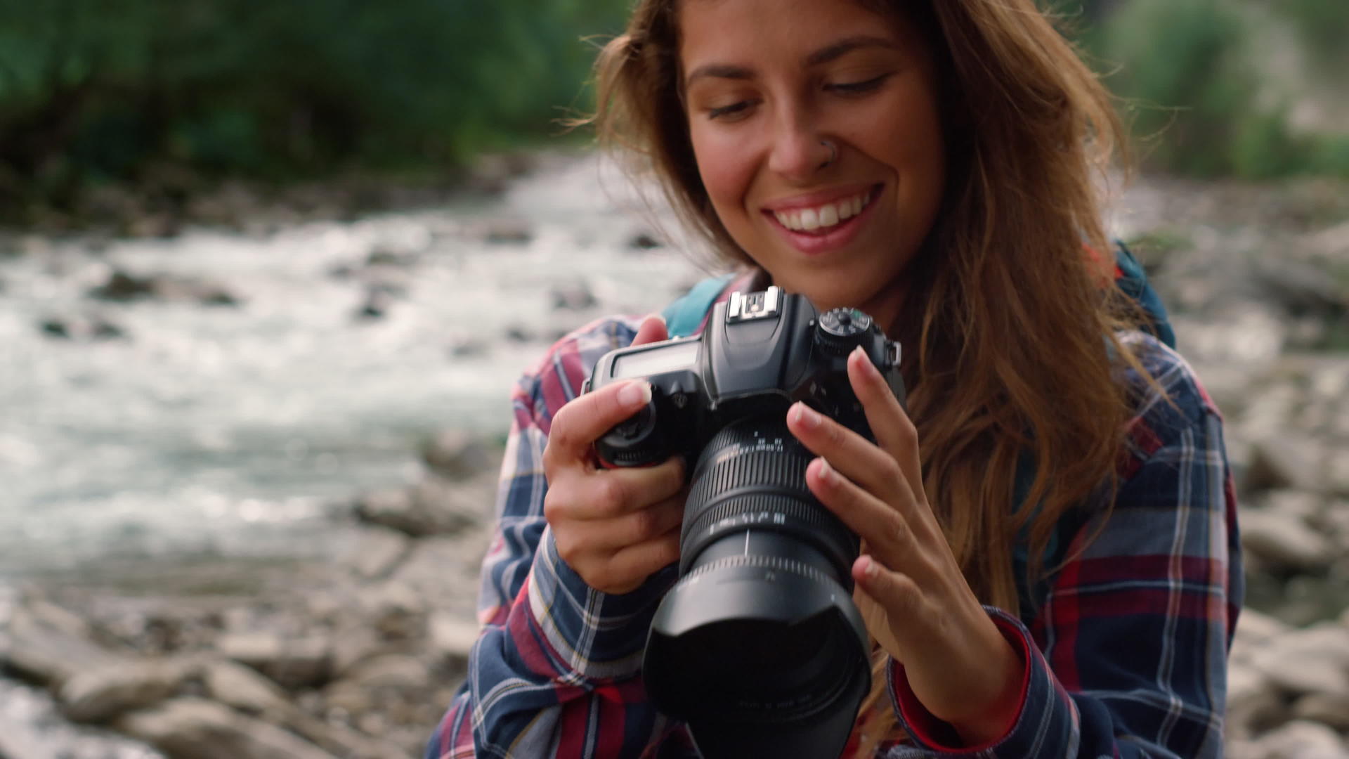 微笑的女士拍摄山景照片视频的预览图