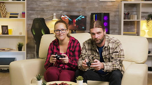 兴奋的情侣在网上玩电子游戏时给予高五击视频的预览图