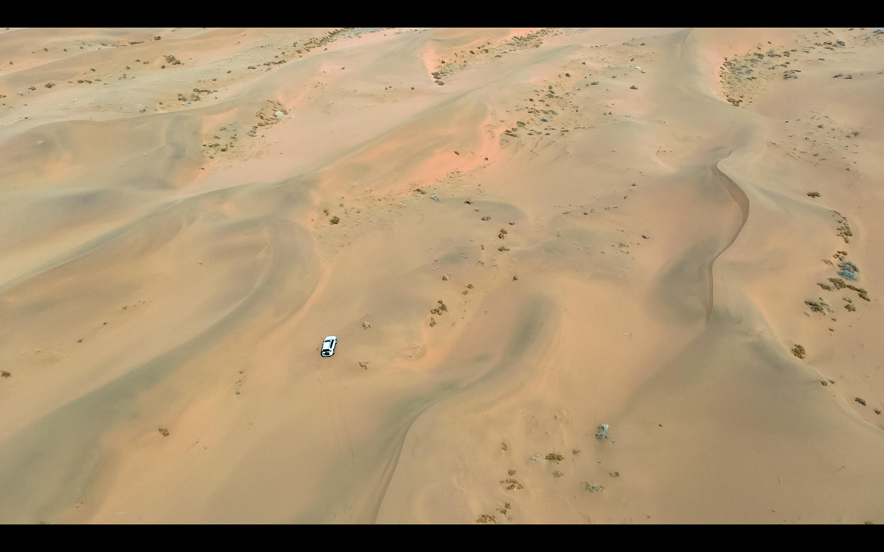 巴丹吉林沙漠越野车沙漠冲浪航拍视频的预览图