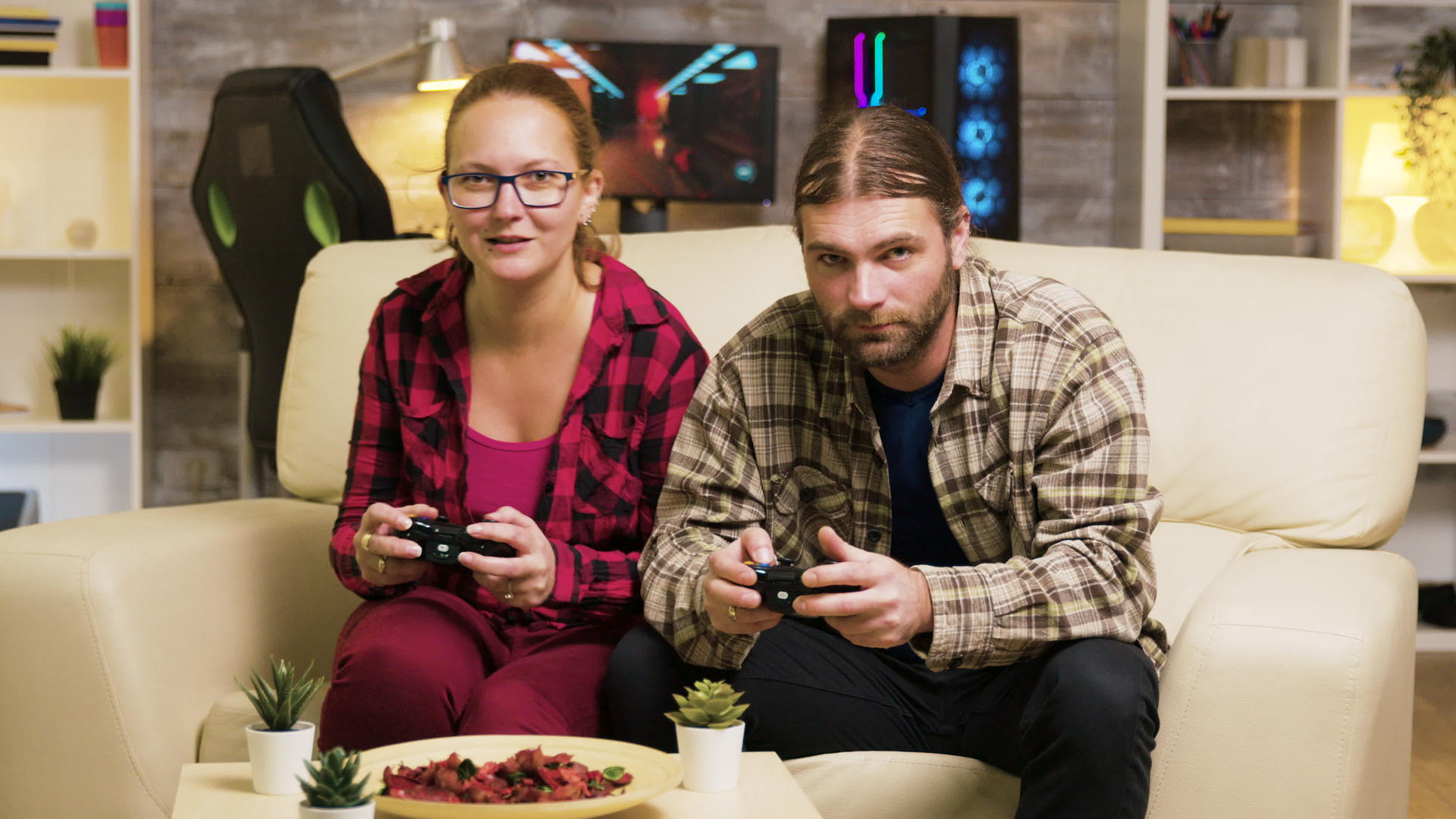在美丽的年轻夫妇玩电子游戏的镜头中视频的预览图
