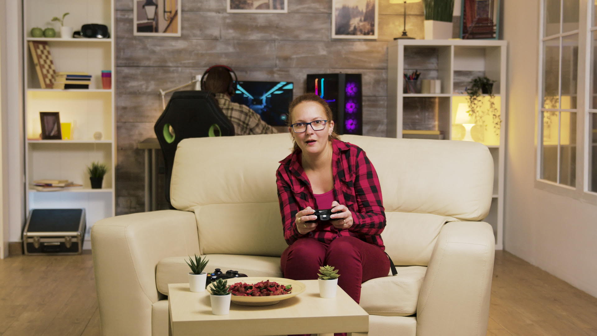 年轻女性在玩电子游戏时很兴奋视频的预览图