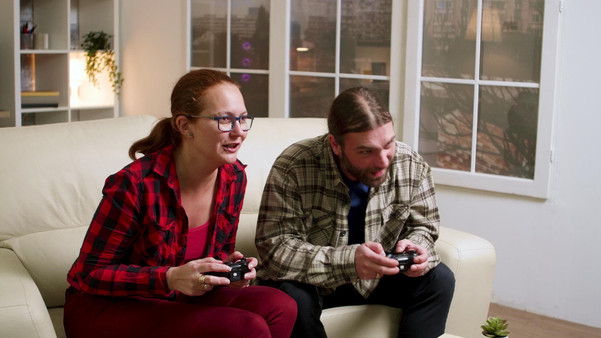在网络游戏中获胜后有竞争力的夫妻会给高五人视频的预览图