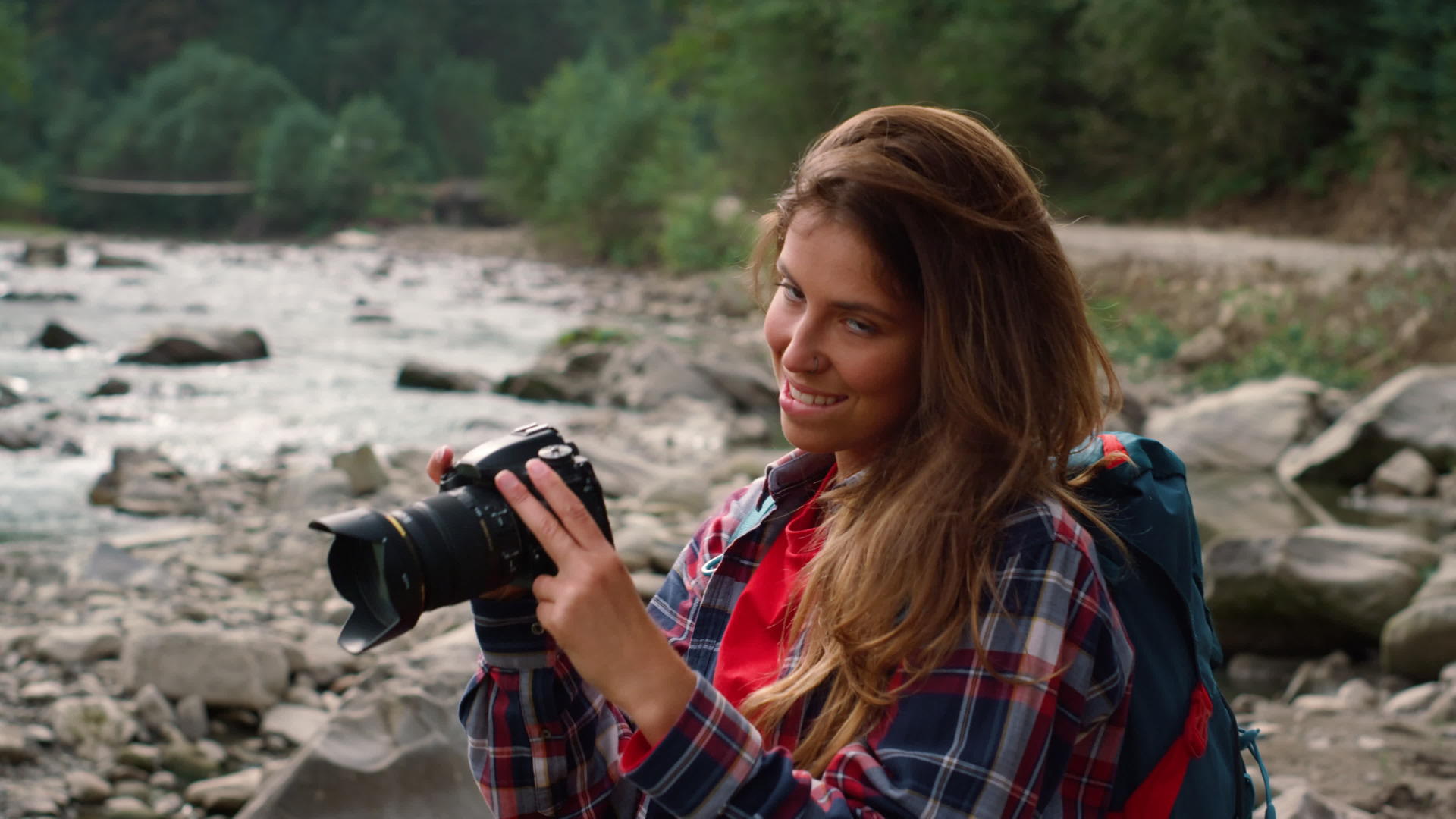 相机摄影师使用相机吸引人的女人在相机上拍照视频的预览图