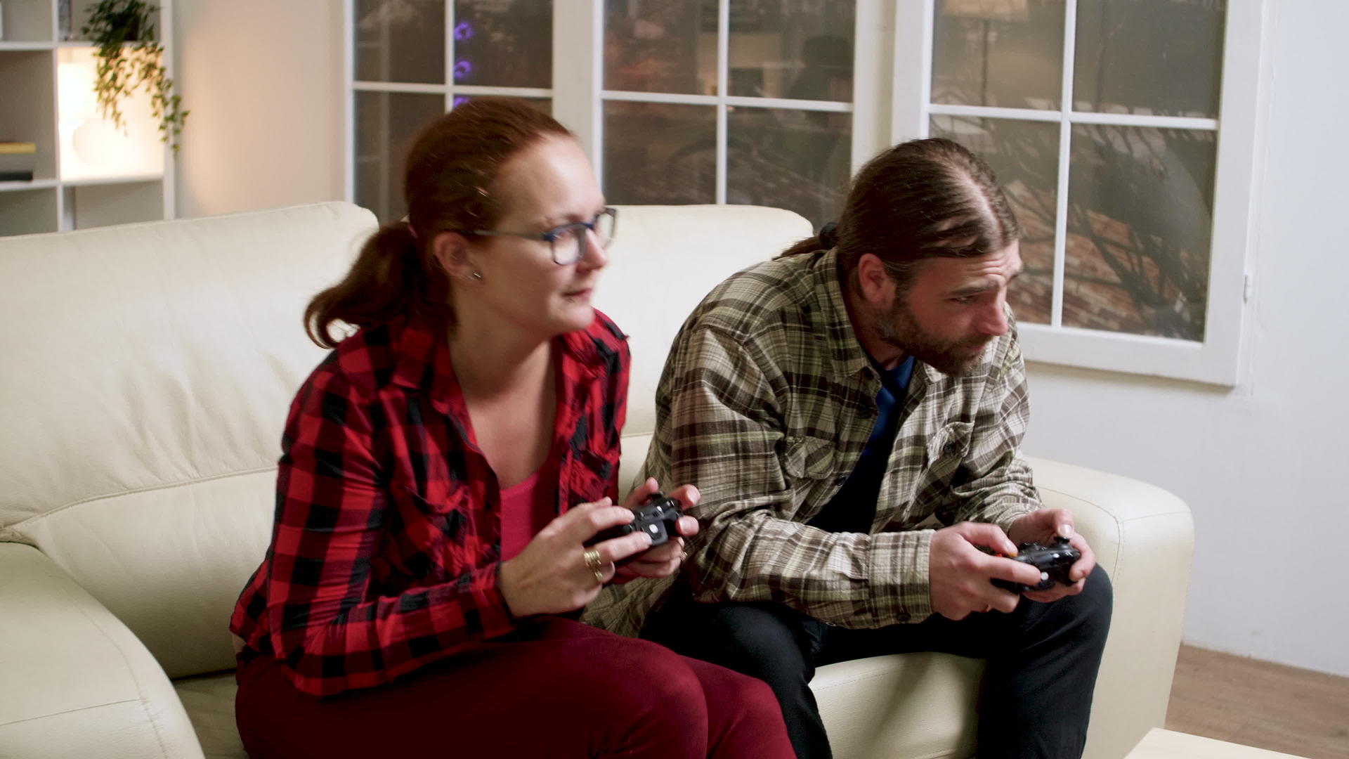 女人在玩电子游戏时失去男朋友然后把男朋友推给男人视频的预览图
