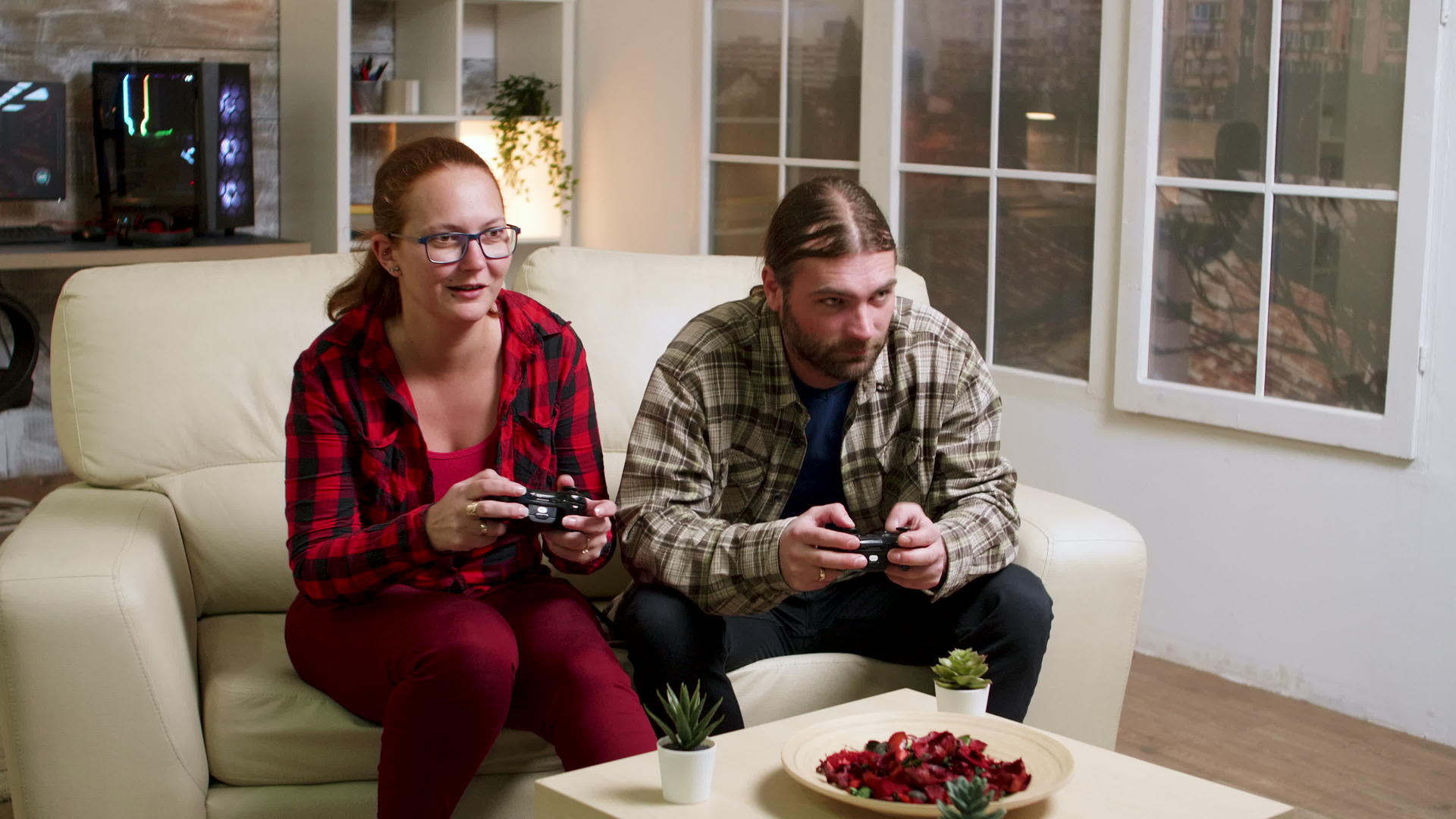 夫妻在玩游戏时放松视频的预览图