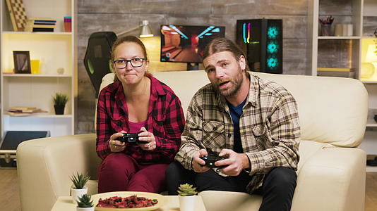 在网络电子游戏失败后失望的年轻夫妇视频的预览图
