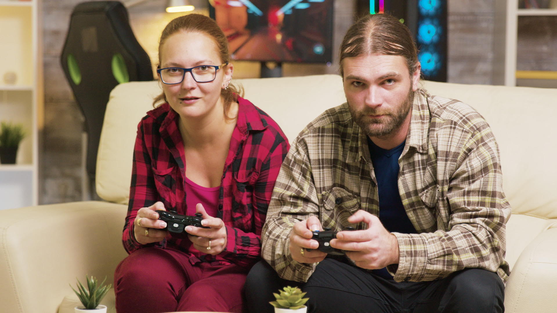 在沙发上玩网络电子游戏的重点情侣视频的预览图