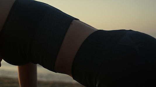 性感的女人在沙滩上弯曲身体视频的预览图