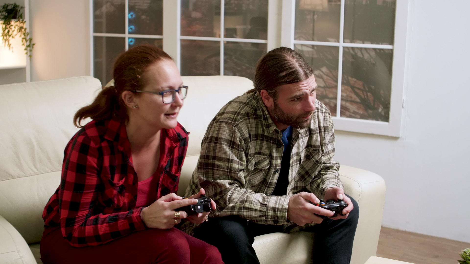 这对夫妇在玩电子游戏时输了所以他们不开心视频的预览图