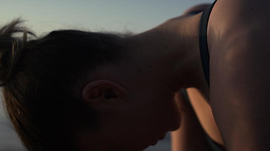 女性在青山海边锻炼瑜伽视频的预览图