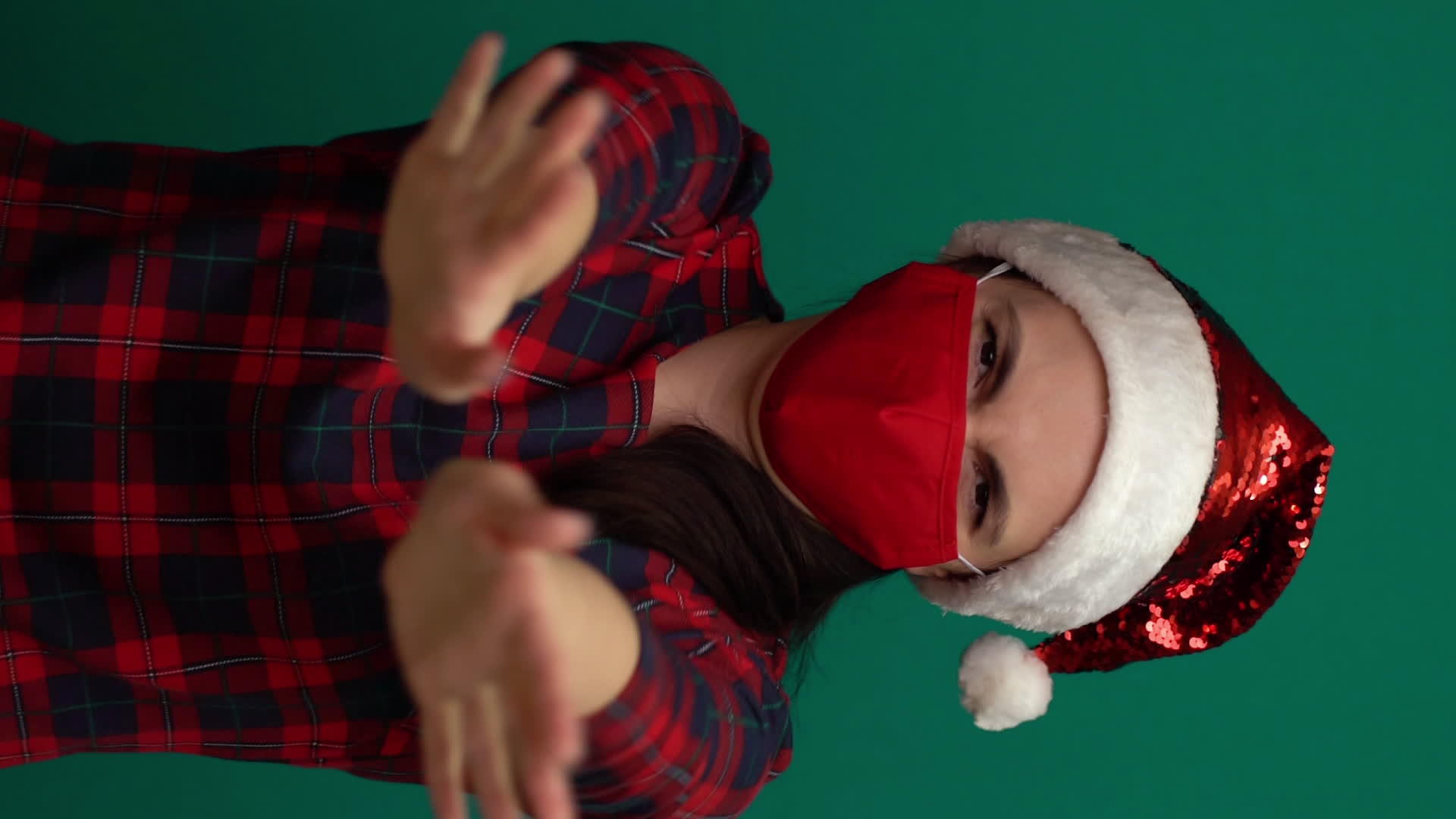 女性戴着圣诞帽和红色医疗面具视频的预览图