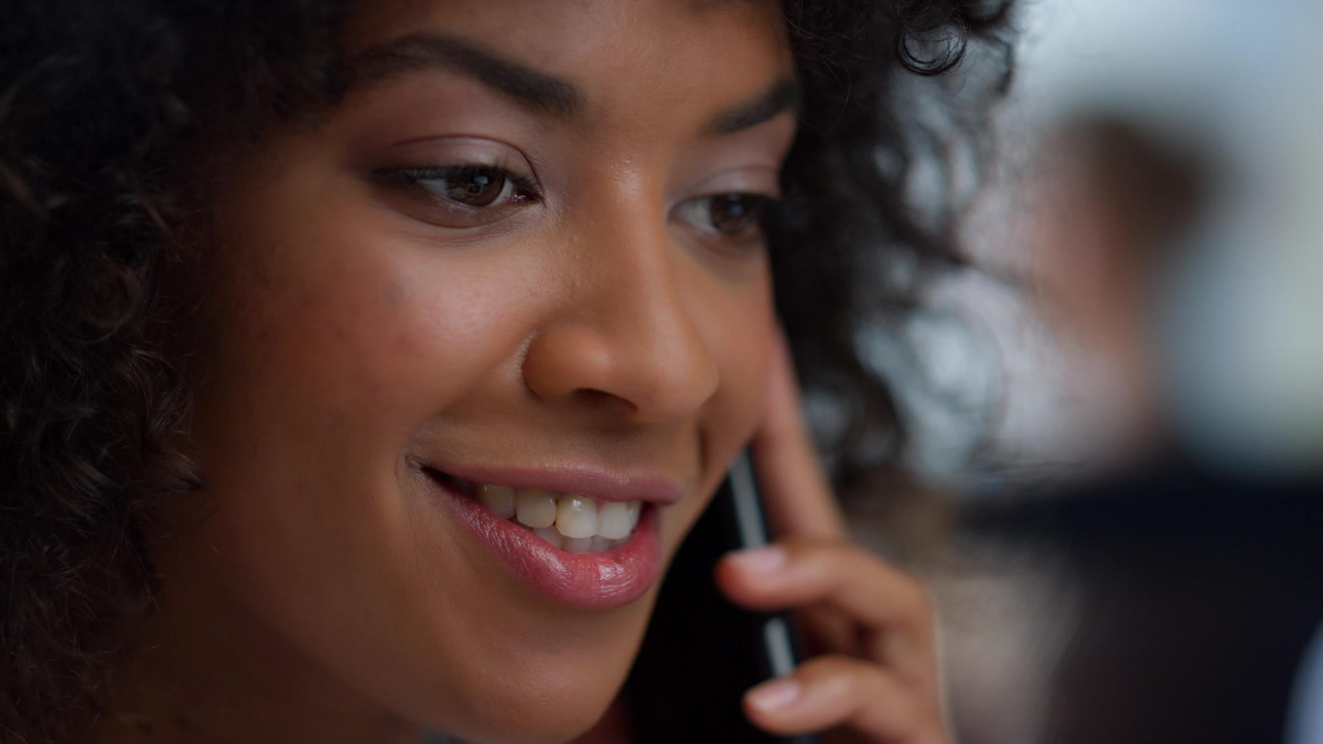 商业女性在智能手机上与同事交谈女性使用手机视频的预览图