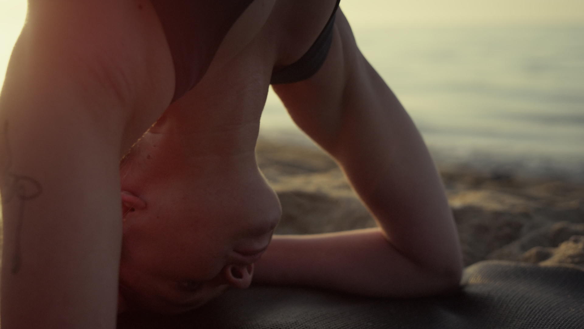 女运动员倒立在沙滩上视频的预览图