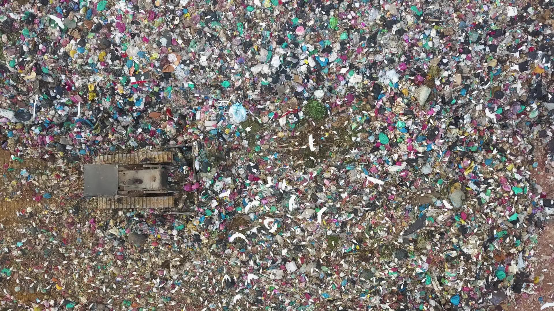 垃圾填埋场垃圾处理在空中观察杜泽器视频的预览图