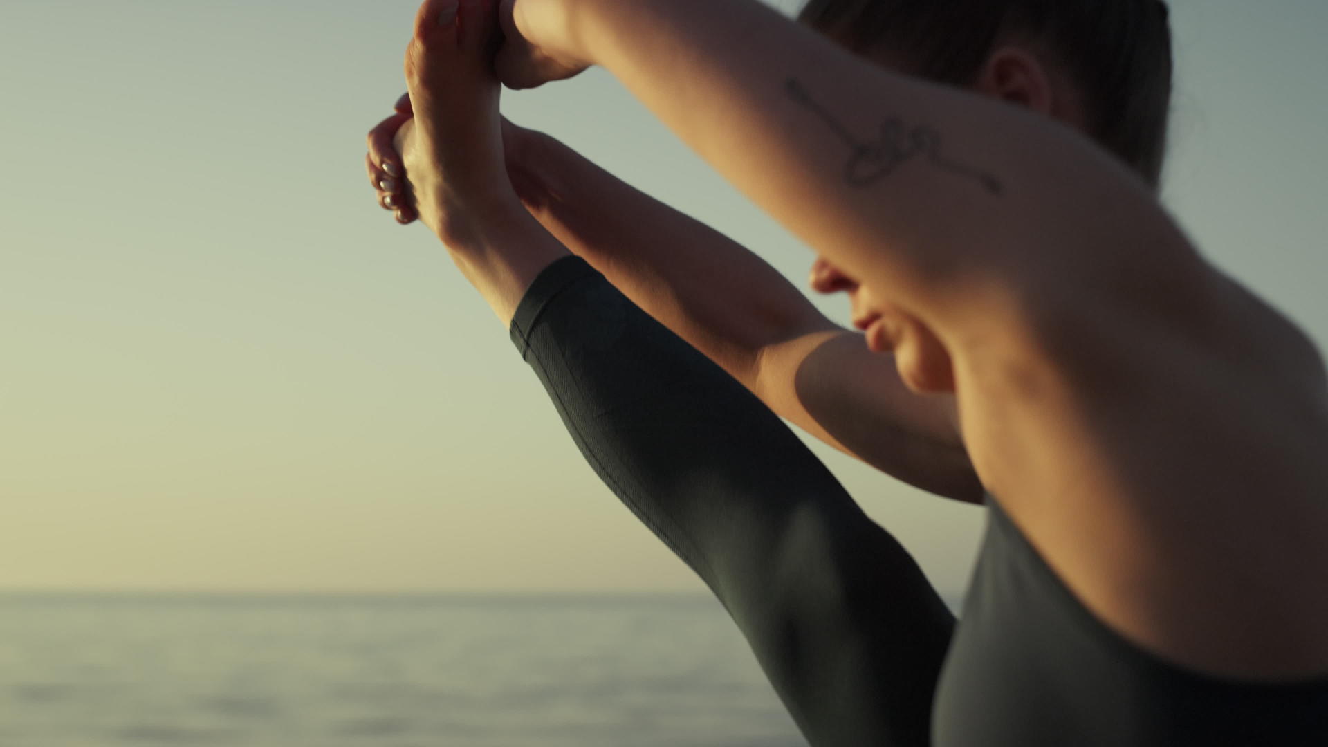 女性在黄昏时练习体操麻线视频的预览图