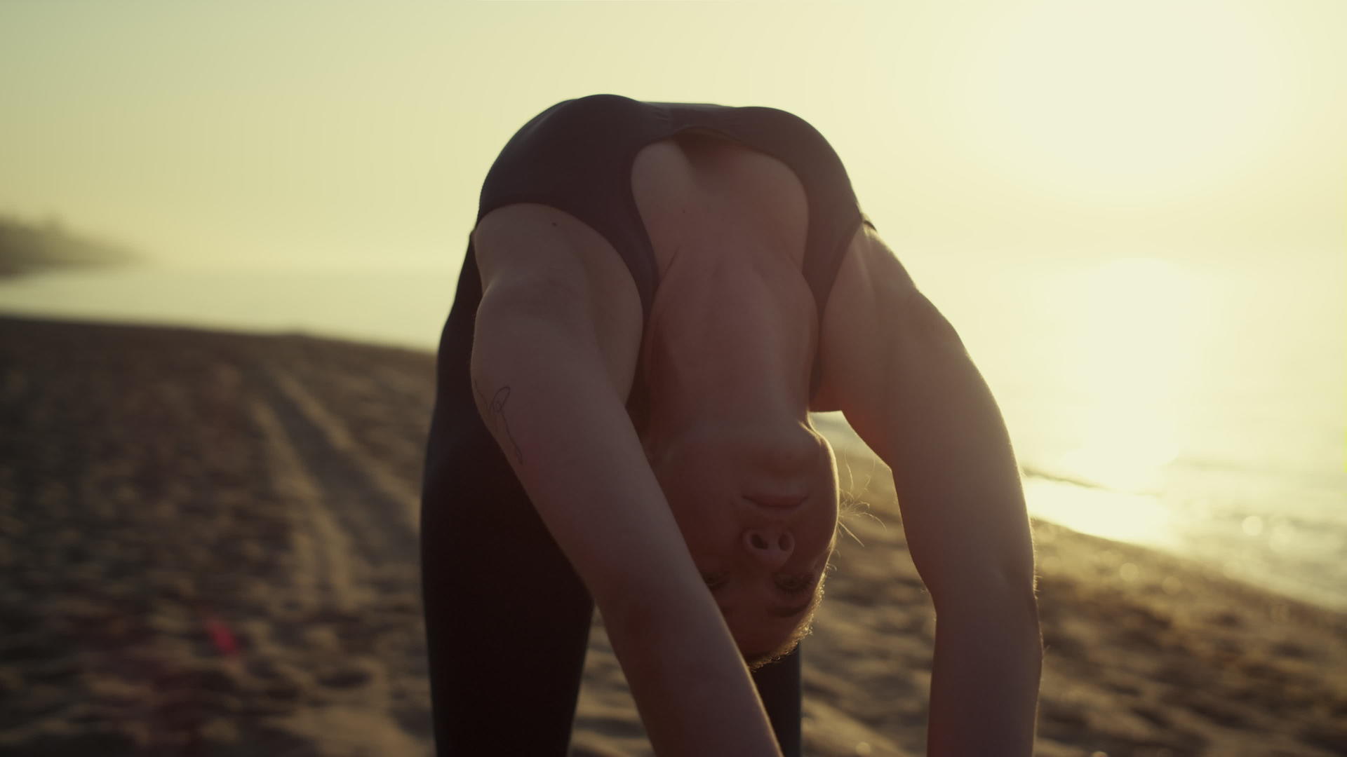 瑜珈妇女弯回地面视频的预览图