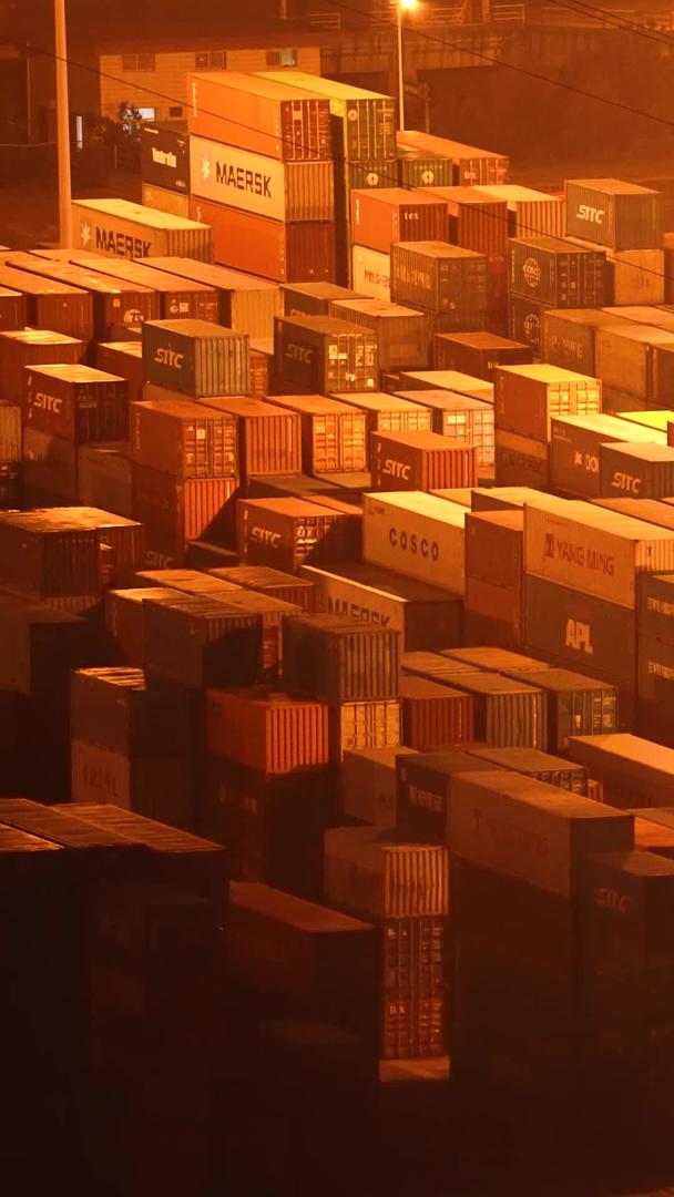 城市物流集装箱港口码头夜景自动化设备工业运输材料视频的预览图