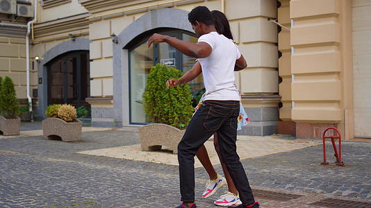 华丽的非洲男女在街上跳舞一对情侣在城里跳舞视频的预览图