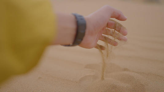 旅游沙漠人物沙子情绪升格4k视频的预览图