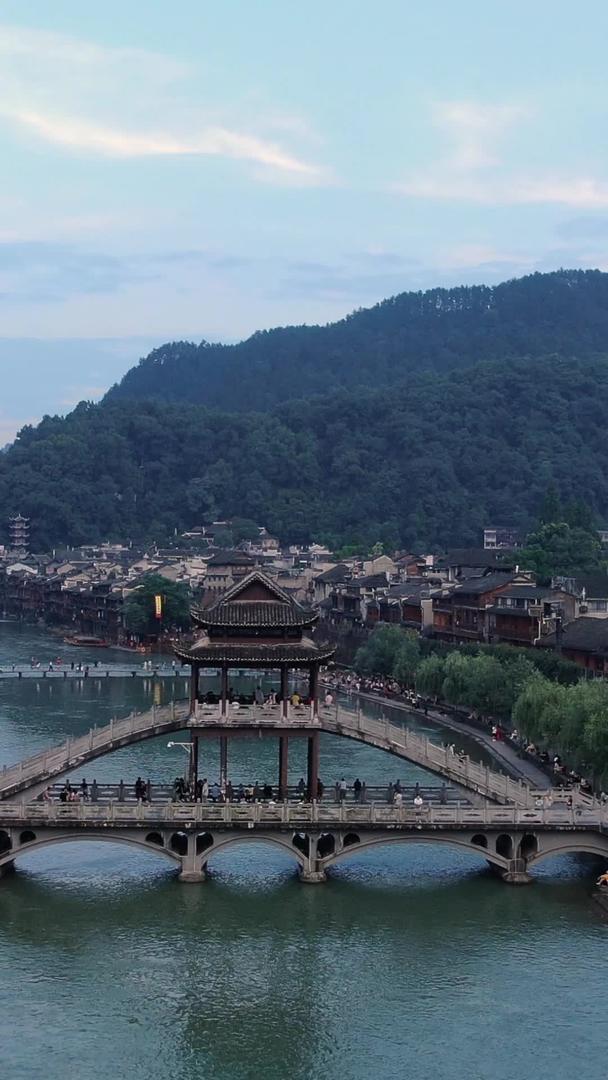 雪桥沱江延时摄影湖南凤凰古城视频的预览图