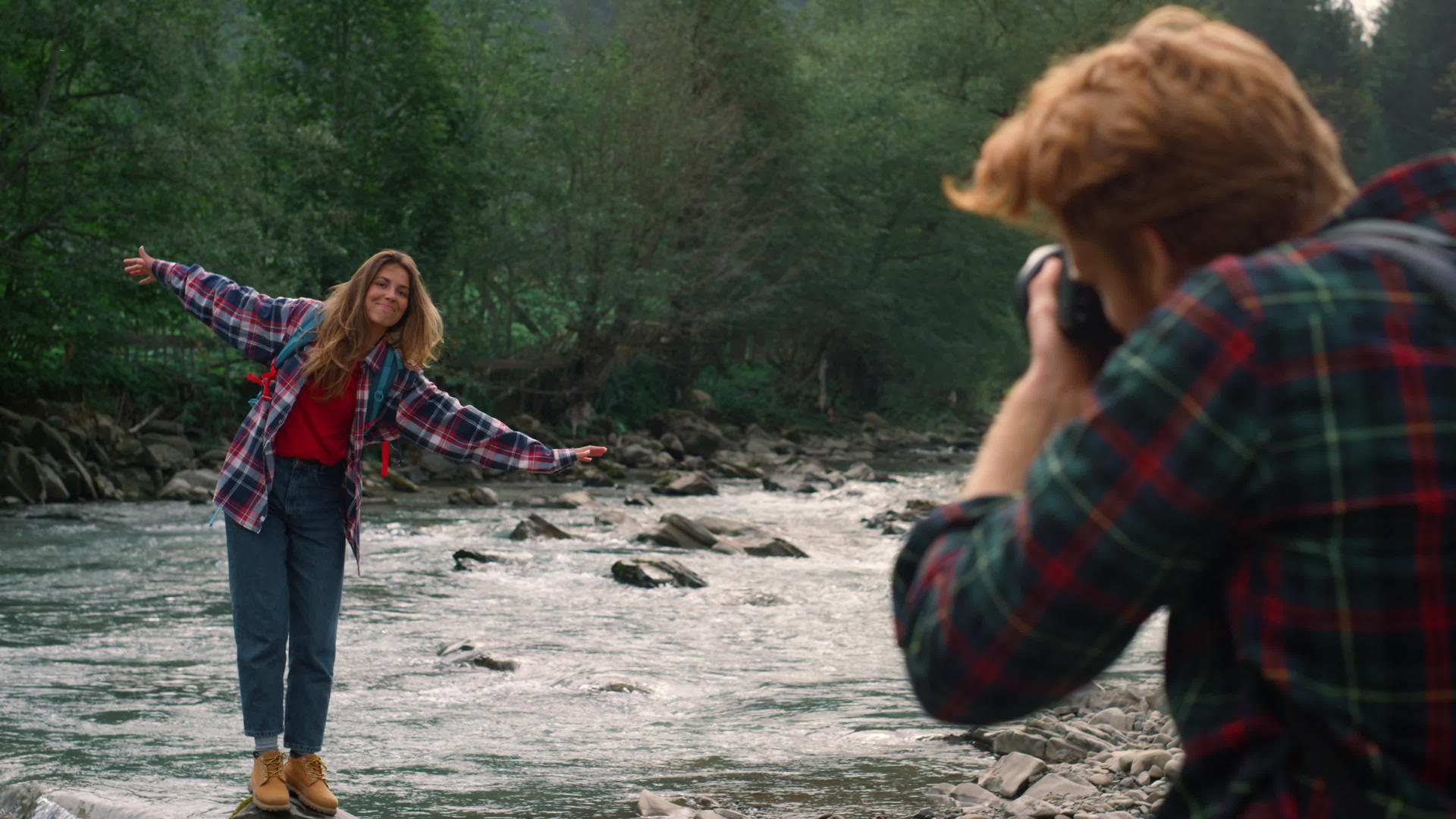 在河边拍摄女性的摄影师视频的预览图