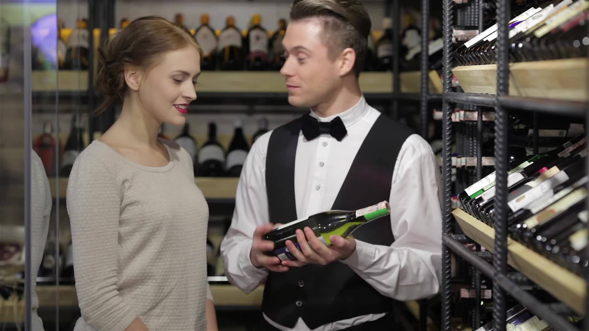 自信的男性美食家展示酒瓶视频的预览图