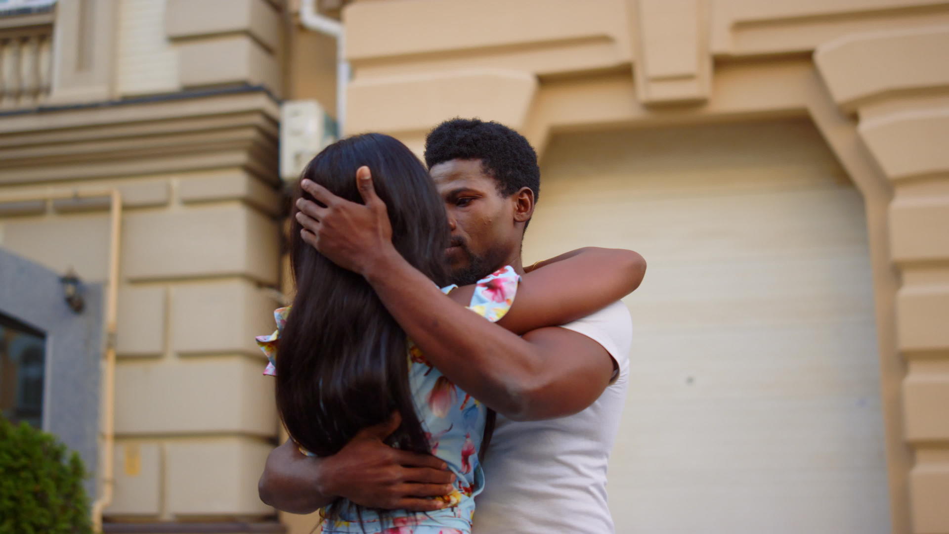 非洲热情的情侣在城市跳舞在街上练习职业水手视频的预览图