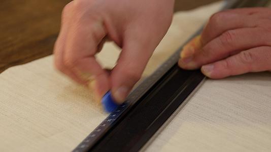 裁缝手和测量栏一起工作设计服装模板用于纺织面料视频的预览图