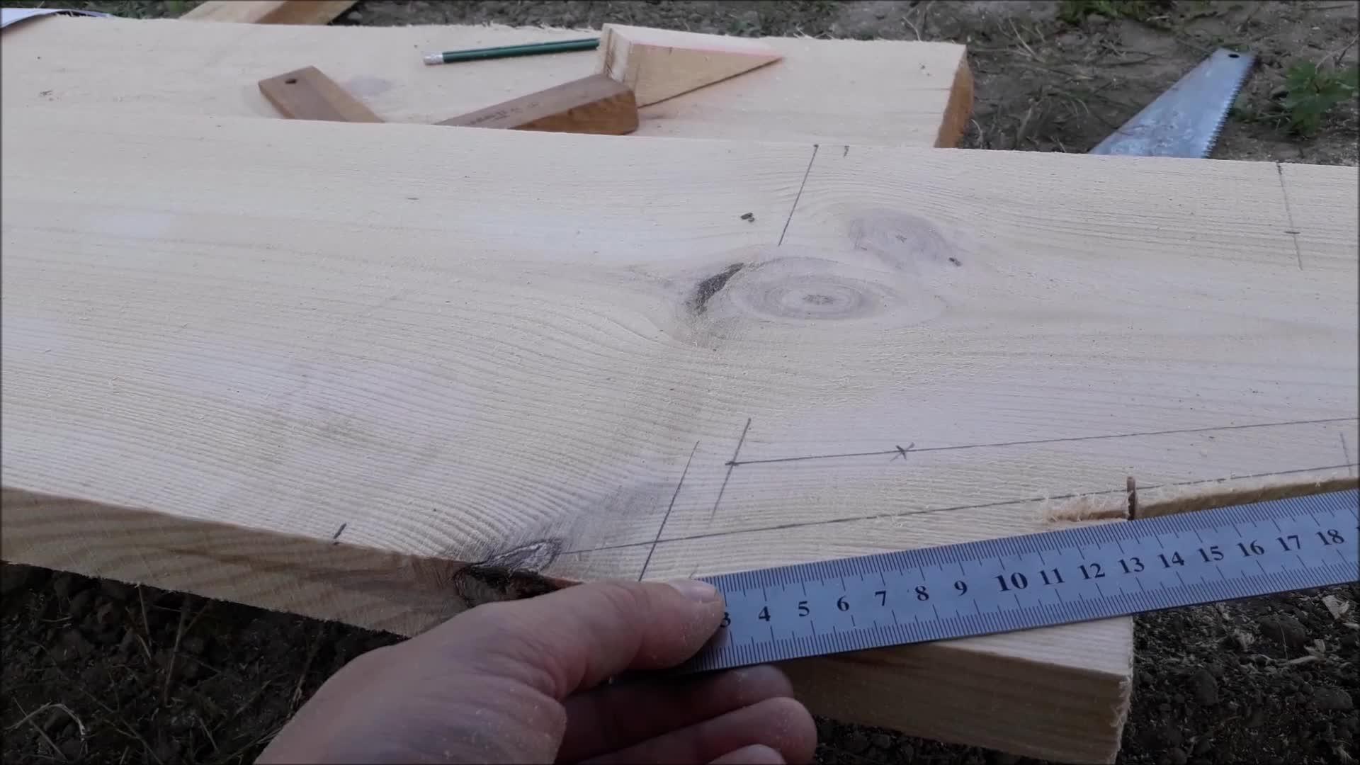 在使用木制建筑的过程中用标尺测量尺寸并用标尺测量尺寸视频的预览图