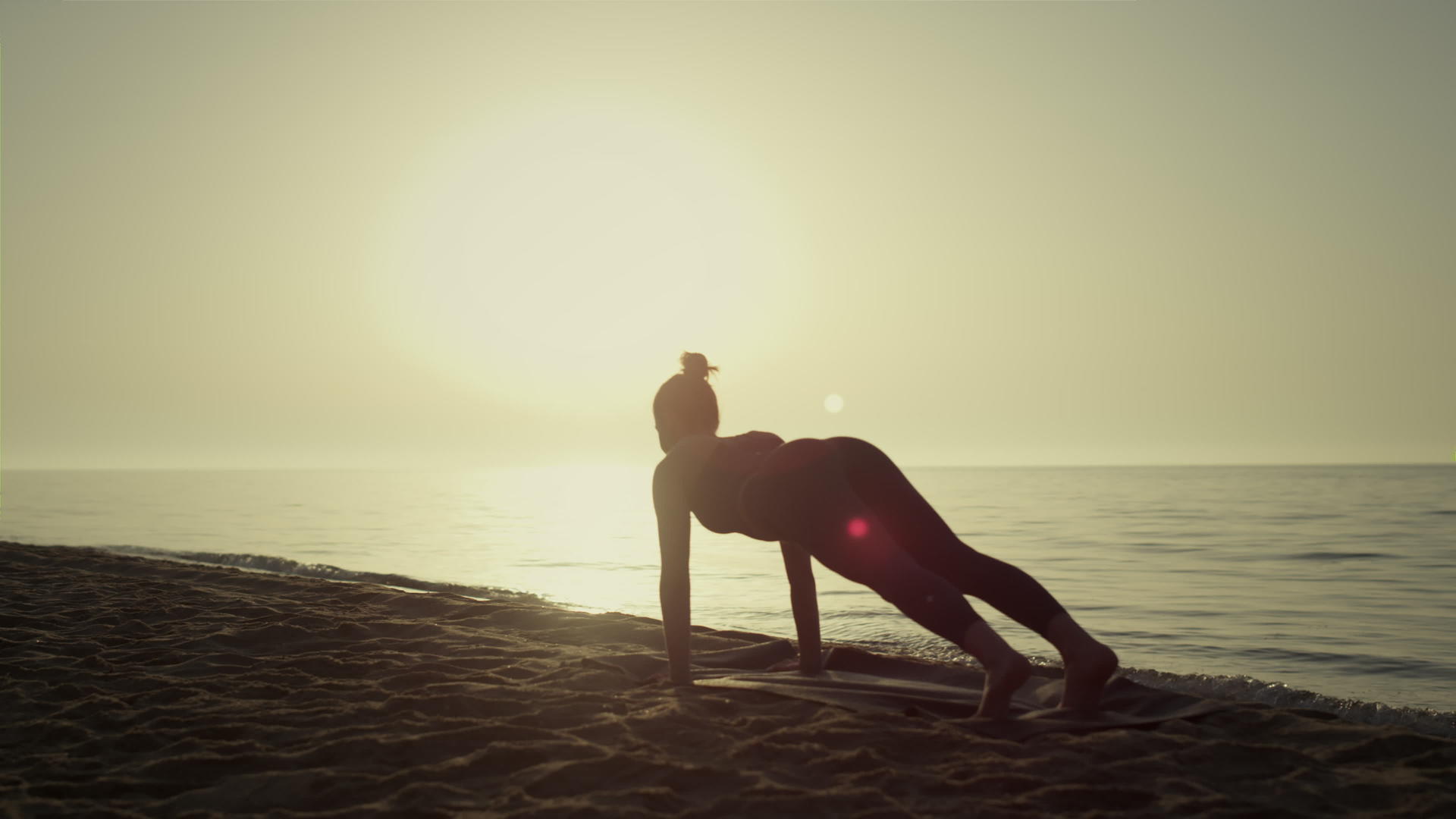剪影瑜伽女性在沙滩上锻炼身体视频的预览图