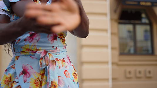 热情的非洲夫妇在街上训练舞蹈舞者有节奏地移动视频的预览图