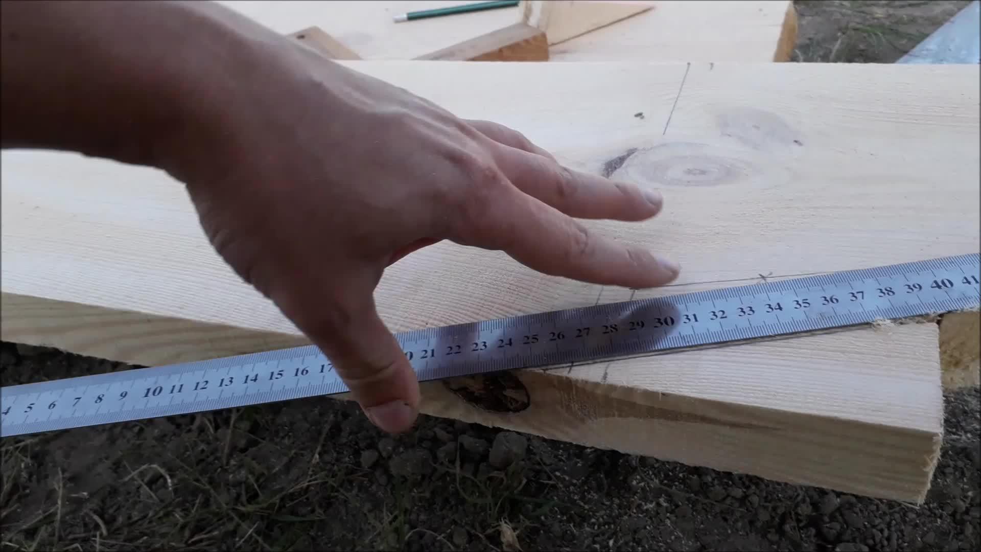在使用木制建筑的过程中用标尺测量尺寸并用标尺测量尺寸视频的预览图