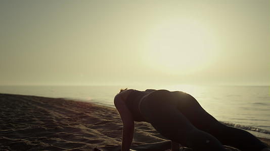 女性在青山海边锻炼瑜伽视频的预览图