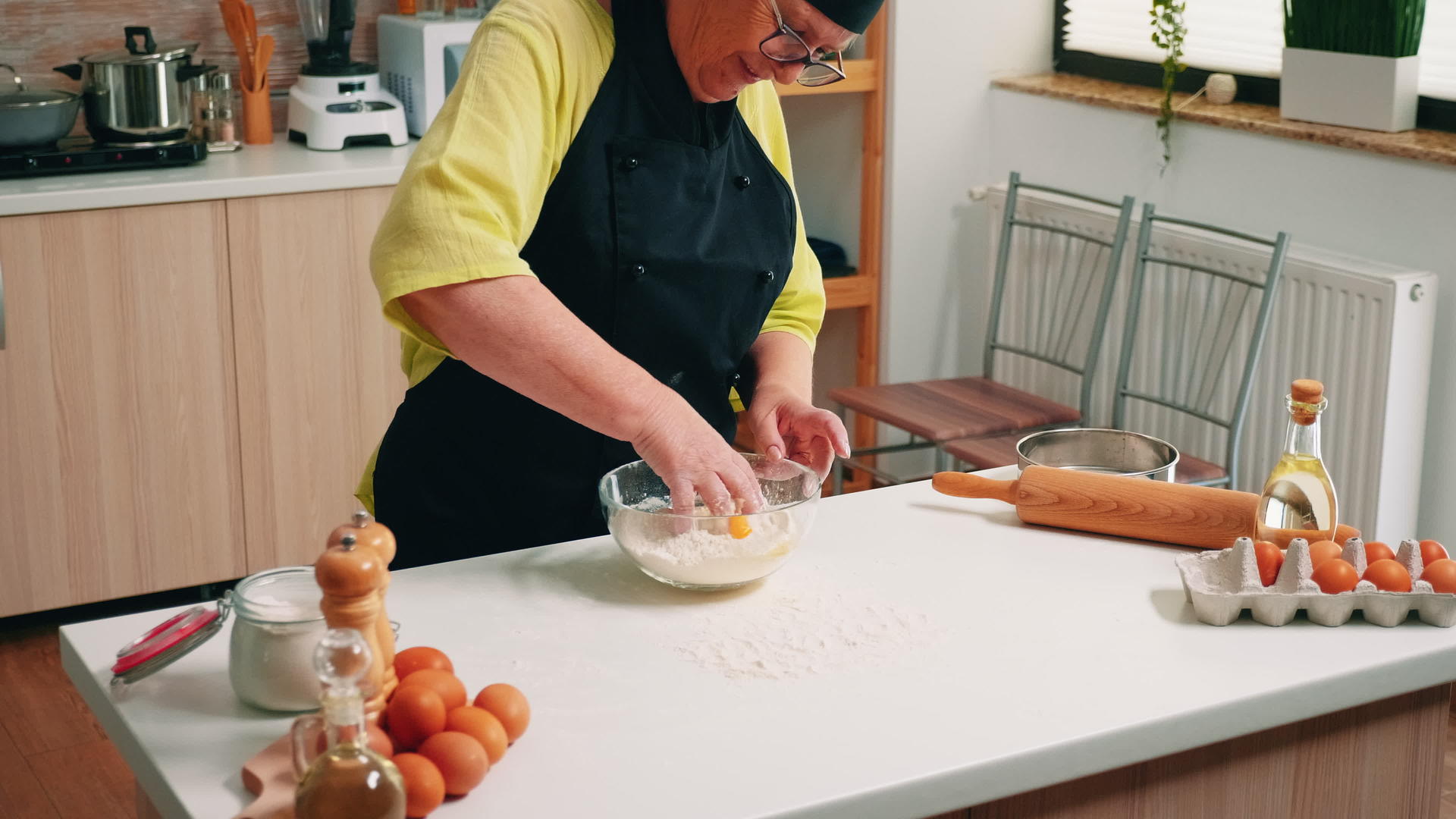 在烘焙过程中准备加面粉的厨师视频的预览图