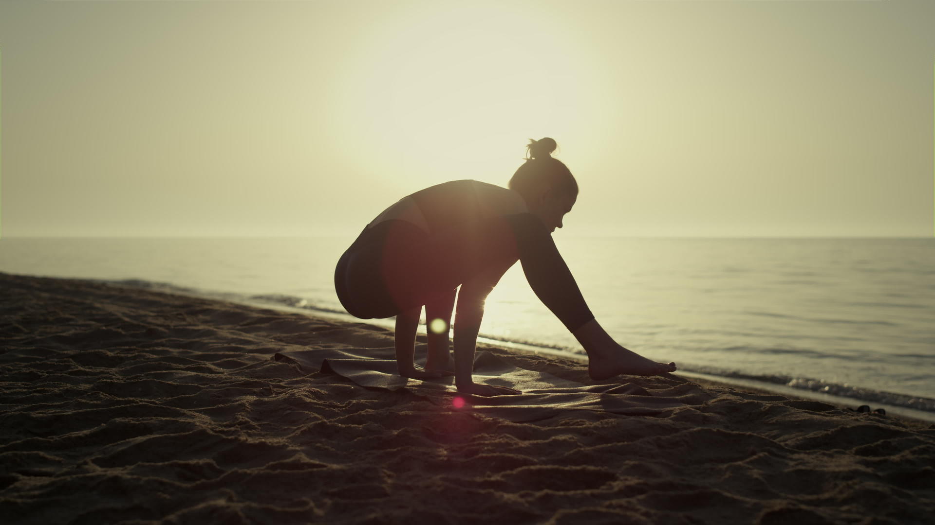 运动女孩在日落时表演萤火虫姿势视频的预览图