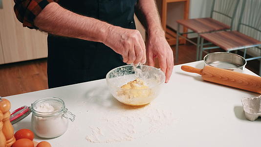 准备糕点面粉的过程视频的预览图