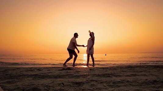 男人跪下向海滩上的女人求婚视频的预览图