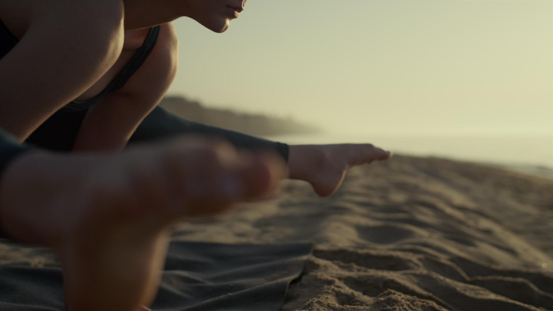 瑜伽女孩练习站在沙滩上视频的预览图