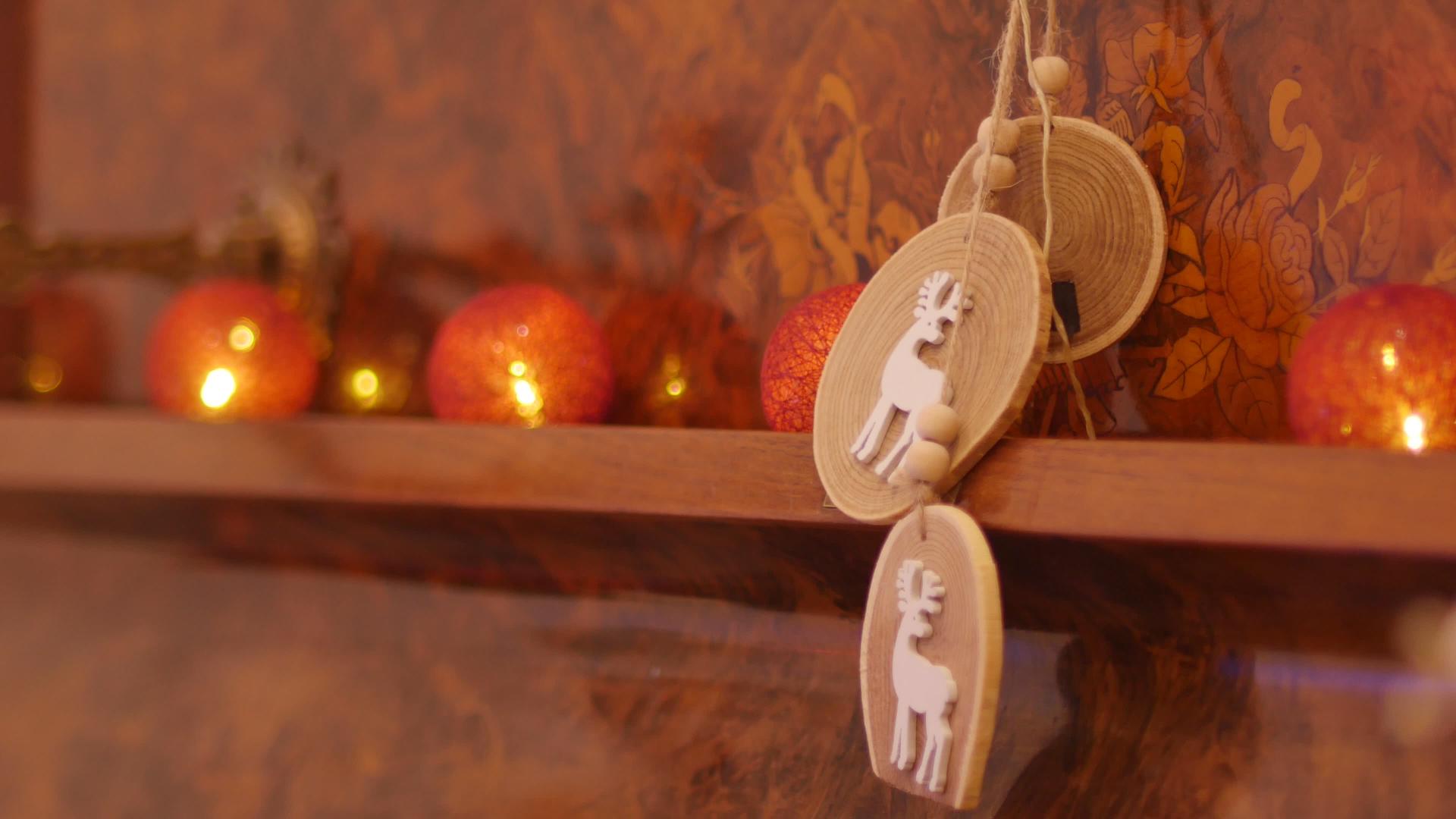 圣诞灯和木制驯鹿的圣诞装饰视频的预览图