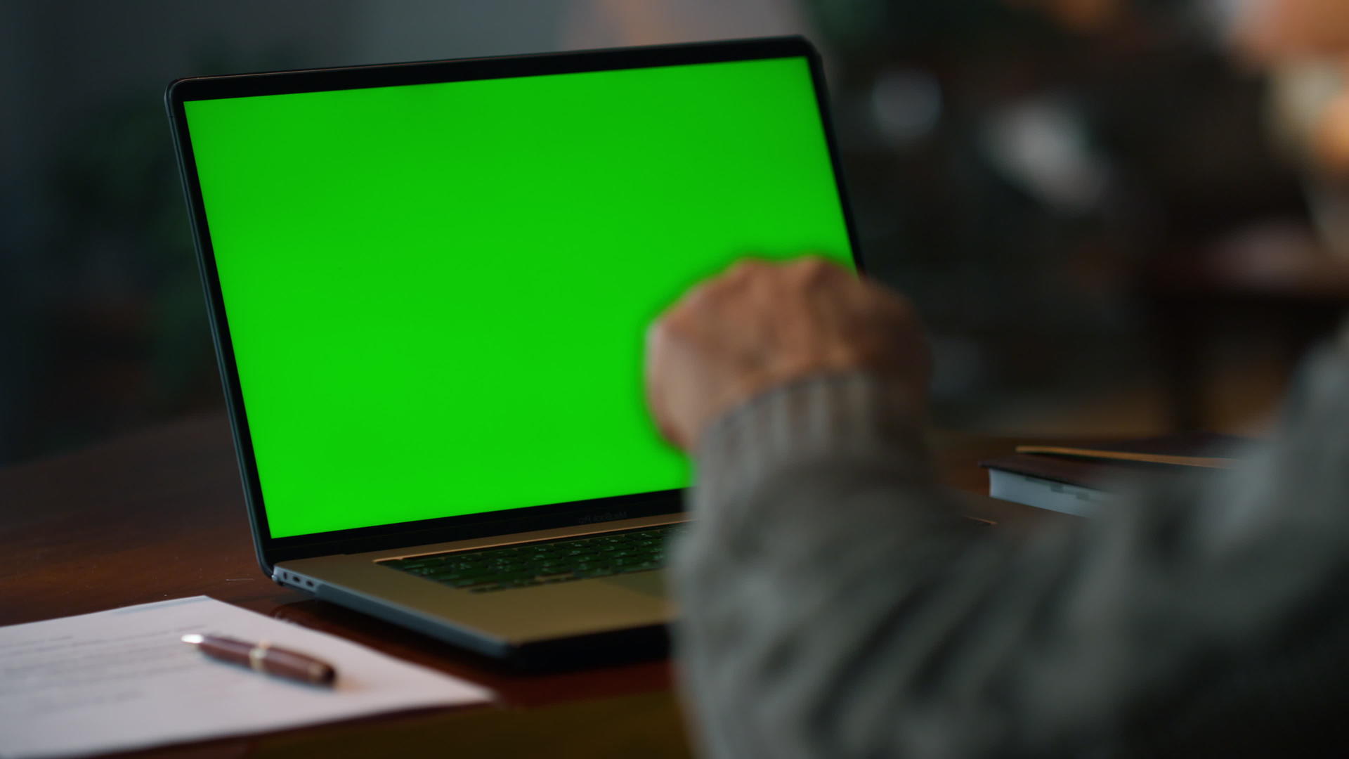 在绿屏笔记本电脑上打视频电话的老人视频的预览图