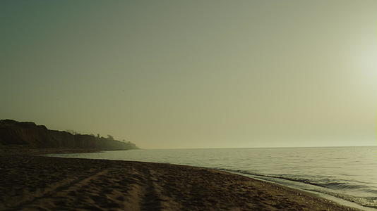 日出时的美景沙滩视频的预览图