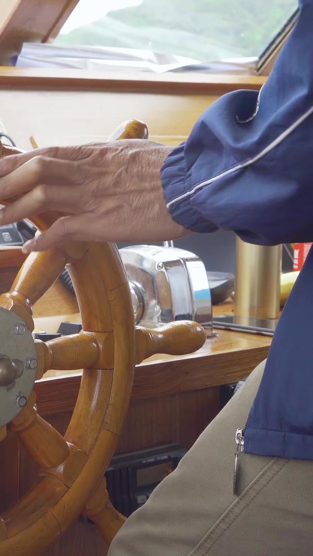 控制船舵驾驶船只视频的预览图